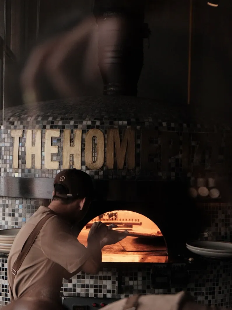 Anh Chủ kiêm Bếp trưởng của Nhà bên lò nướng pizza