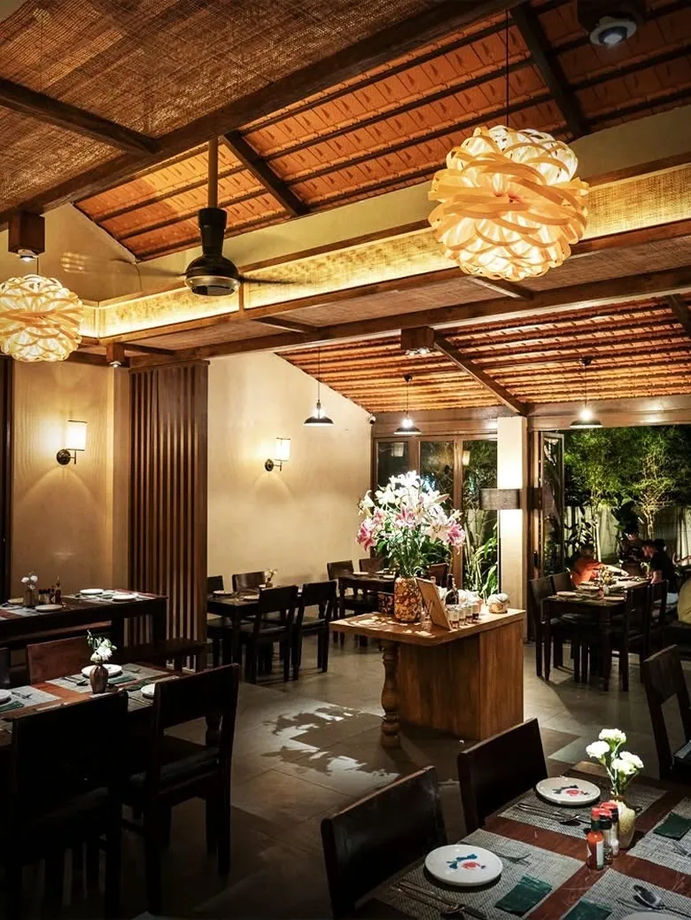Không gian dùng bữa của The Home Pizza về đêm
